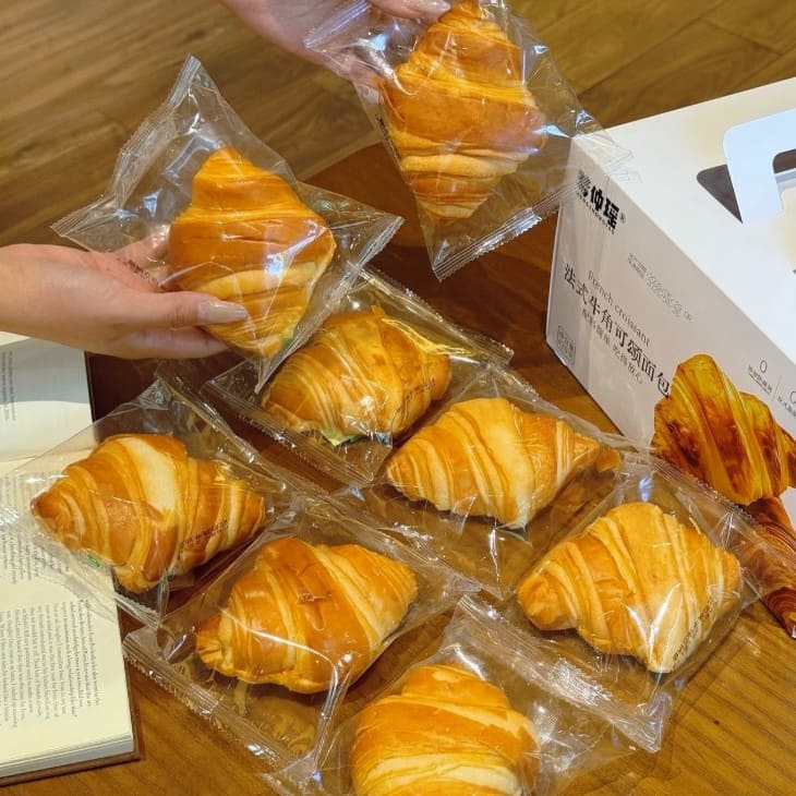 🥐 Croissant Fridge Magnet – Handmade Bakery Style Décor (1 Pc)
