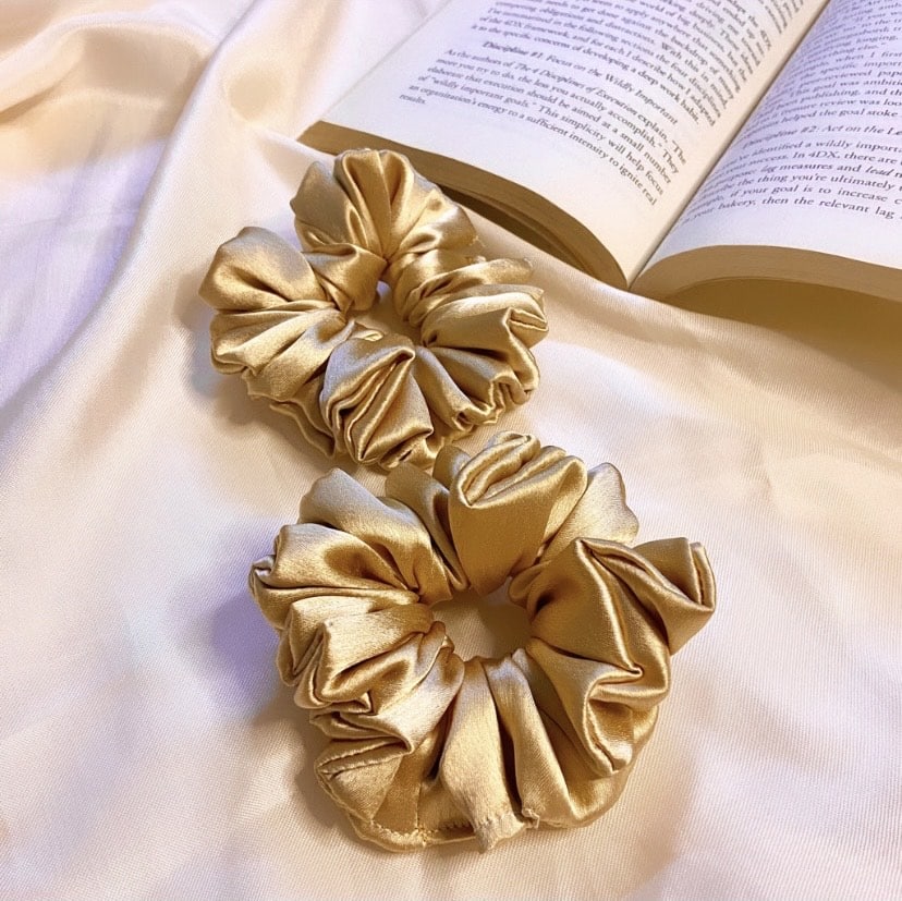 Crème Gold Scrunchie